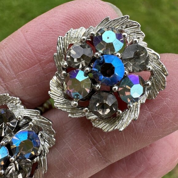 VTG Lisner Bloom Flower Earrings 0.75" Blue Aurora Borealis Crystals Signed MCM - Picture 4 of 7